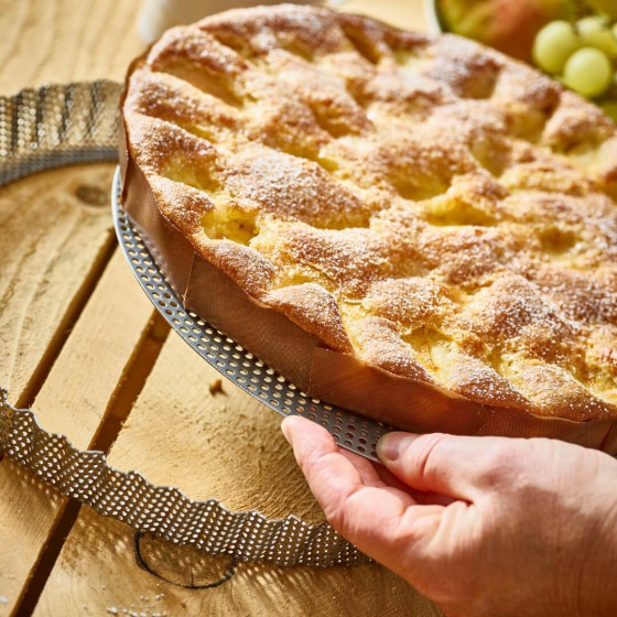 Perforated stainless steel round fluted tart mould Ø24cm + 2 non-stick baking sheets