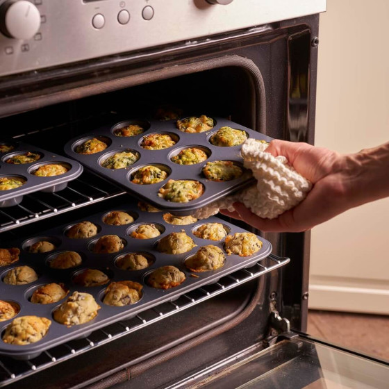 Non-stick steel tray 24 mini muffins
