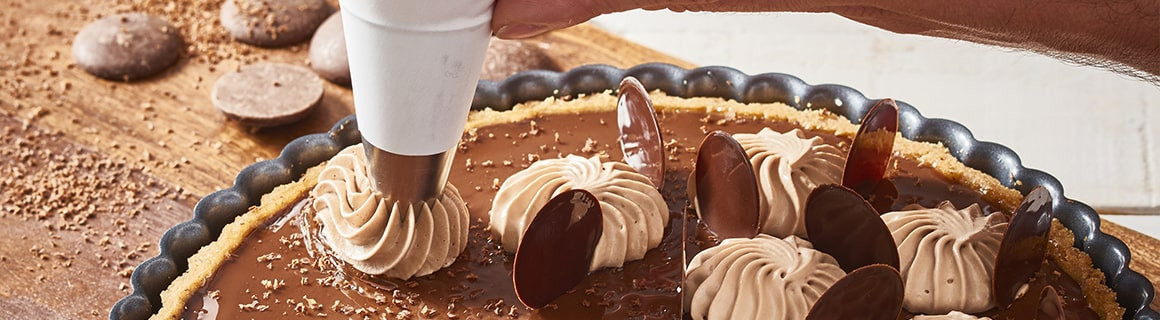 Pastry nozzles and pastry bags