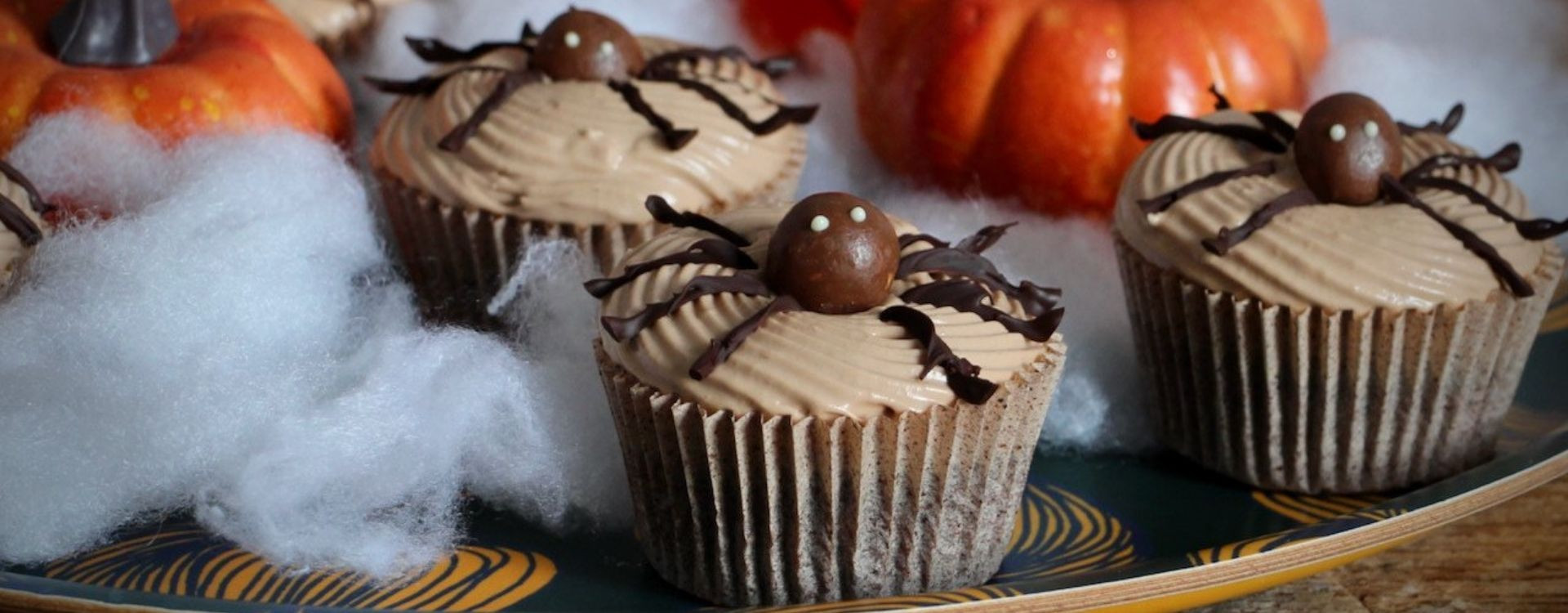 Mise à Plat. Pas à Pas. Réaliser Des Queues De Sirène En Chocolat Dans Un  Moule En Silicone Pour Décorer Des Cupcakes à La Vanille.
