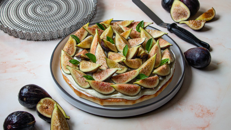 Moist cake with fresh figs
